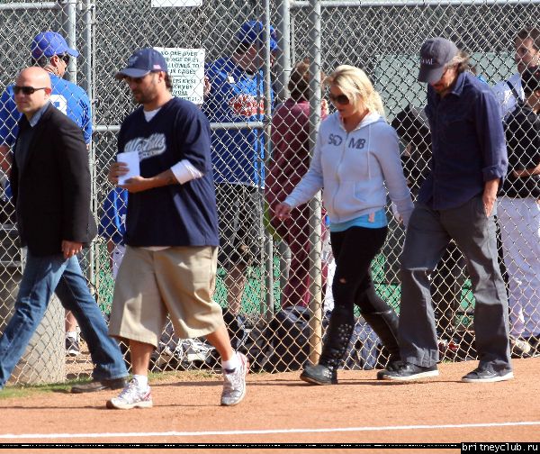 Бритни и Джейсон на игре Шона Престона в Сан-Фернандо45.jpg(Бритни Спирс, Britney Spears)