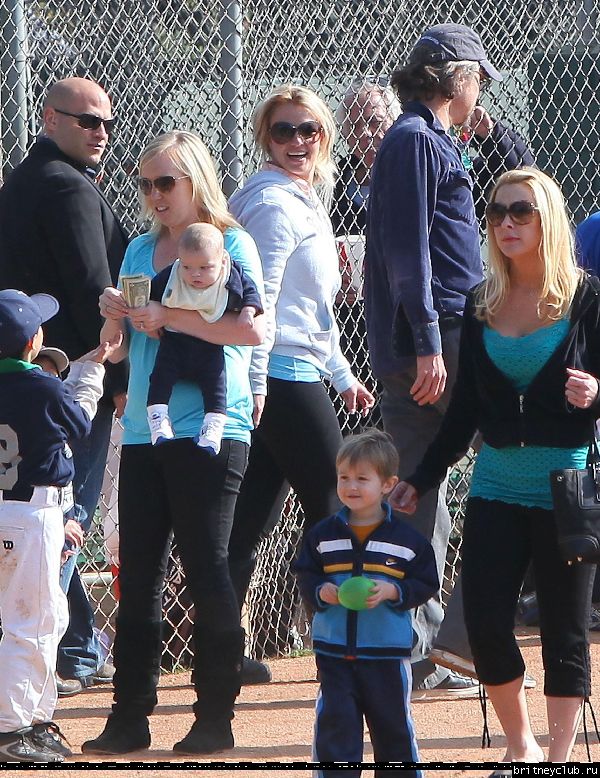 Бритни и Джейсон на игре Шона Престона в Сан-Фернандо53.jpg(Бритни Спирс, Britney Spears)