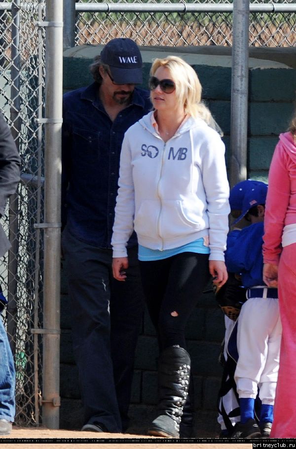 Бритни и Джейсон на игре Шона Престона в Сан-Фернандо84.jpg(Бритни Спирс, Britney Spears)