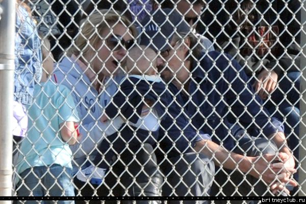 Бритни и Джейсон на игре Шона Престона в Сан-Фернандо86.jpg(Бритни Спирс, Britney Spears)