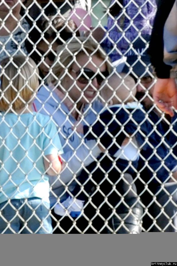 Бритни и Джейсон на игре Шона Престона в Сан-Фернандо89.jpg(Бритни Спирс, Britney Spears)