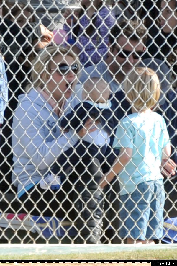 Бритни и Джейсон на игре Шона Престона в Сан-Фернандо90.jpg(Бритни Спирс, Britney Spears)