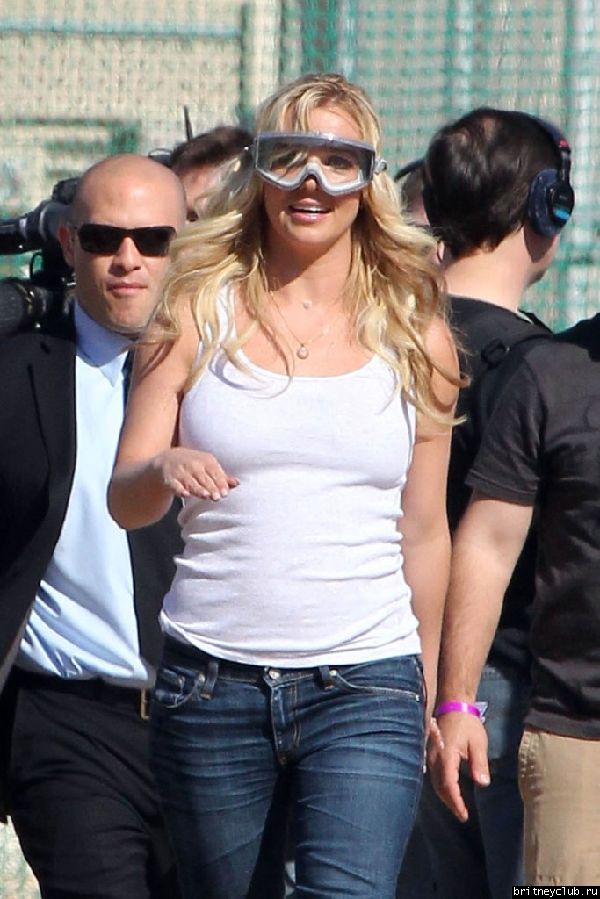 Бритни на съемках юмористической сценки для шоу Jimmy Kimmel06.jpg(Бритни Спирс, Britney Spears)