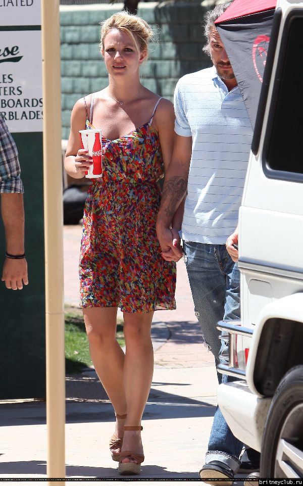 Бритни и Джейсон на игре Шона Престона в San Fernando010.jpg(Бритни Спирс, Britney Spears)