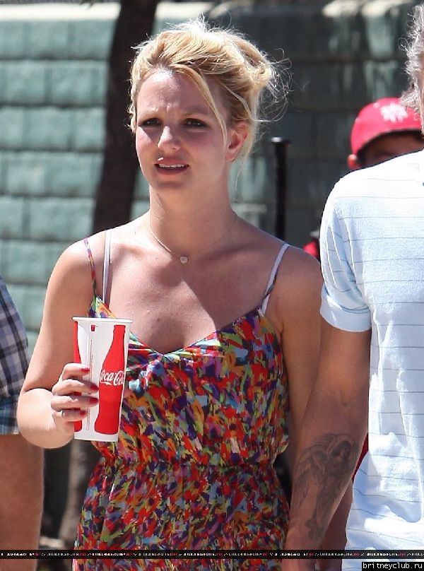Бритни и Джейсон на игре Шона Престона в San Fernando019.jpg(Бритни Спирс, Britney Spears)