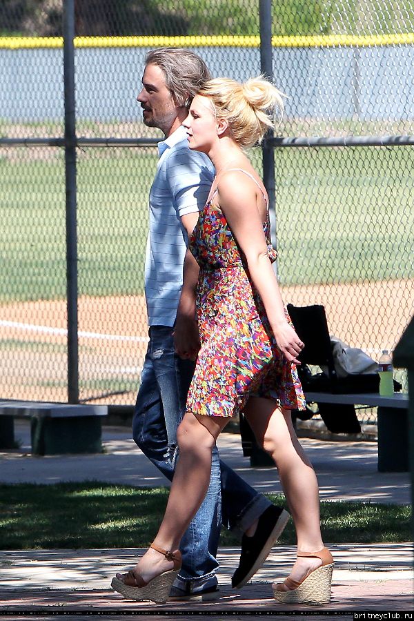 Бритни и Джейсон на игре Шона Престона в San Fernando059.jpg(Бритни Спирс, Britney Spears)