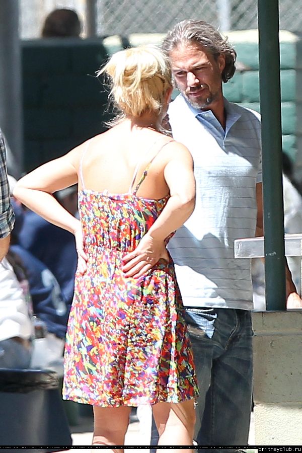 Бритни и Джейсон на игре Шона Престона в San Fernando061.jpg(Бритни Спирс, Britney Spears)