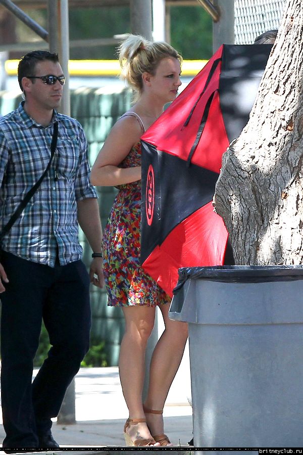 Бритни и Джейсон на игре Шона Престона в San Fernando066.jpg(Бритни Спирс, Britney Spears)