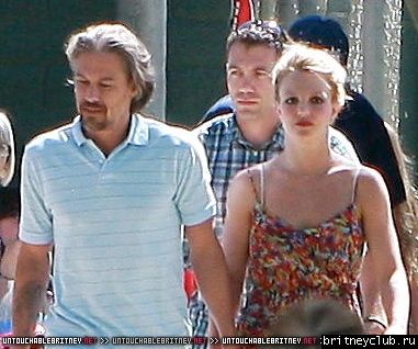 Бритни и Джейсон на игре Шона Престона в San Fernando070.jpg(Бритни Спирс, Britney Spears)