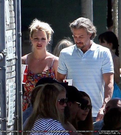 Бритни и Джейсон на игре Шона Престона в San Fernando074.jpg(Бритни Спирс, Britney Spears)