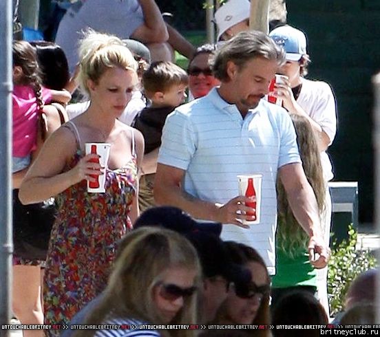 Бритни и Джейсон на игре Шона Престона в San Fernando075.jpg(Бритни Спирс, Britney Spears)