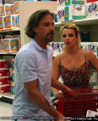 Бритни и Джейсон в Woodland Hills1.jpg(Бритни Спирс, Britney Spears)
