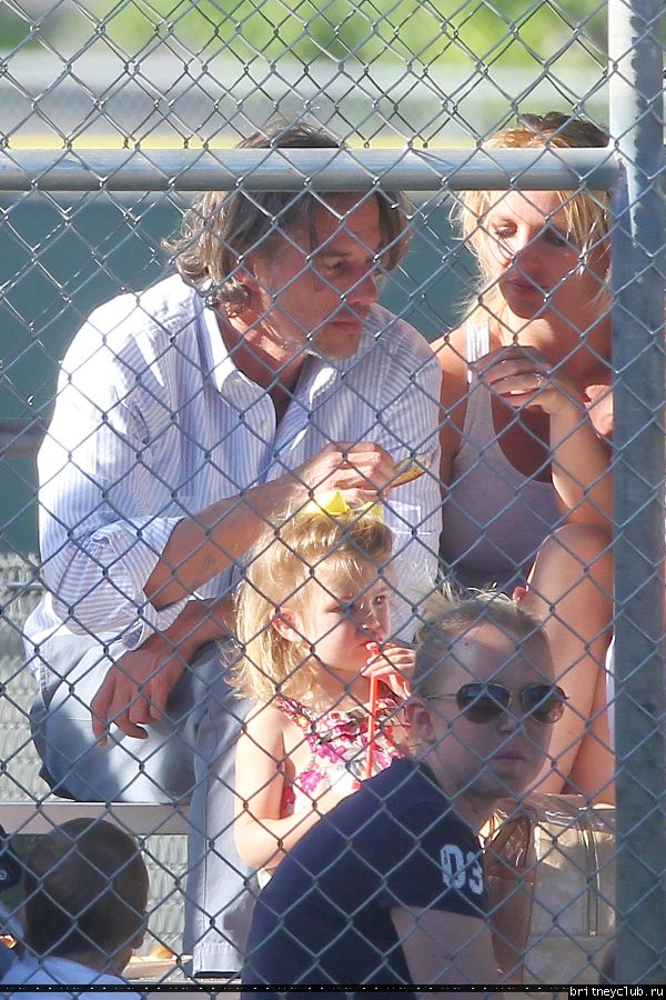 Бритни на игре Sunrise Little League49.jpg(Бритни Спирс, Britney Spears)