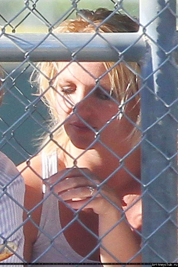 Бритни на игре Sunrise Little League50.jpg(Бритни Спирс, Britney Spears)