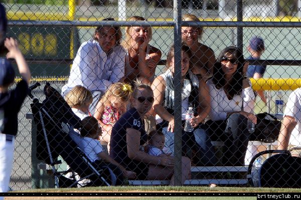 Бритни на игре Sunrise Little League62.jpg(Бритни Спирс, Britney Spears)