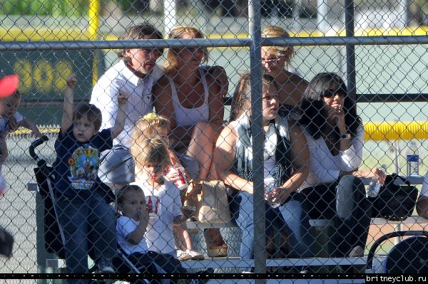 Бритни на игре Sunrise Little League65.jpg(Бритни Спирс, Britney Spears)