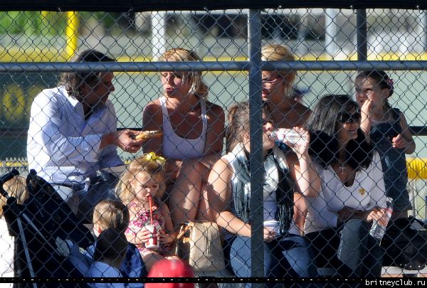 Бритни на игре Sunrise Little League70.jpg(Бритни Спирс, Britney Spears)
