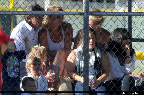Бритни на игре Sunrise Little League71.jpg(Бритни Спирс, Britney Spears)