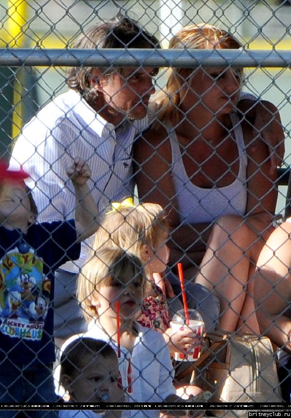 Бритни на игре Sunrise Little League72.jpg(Бритни Спирс, Britney Spears)