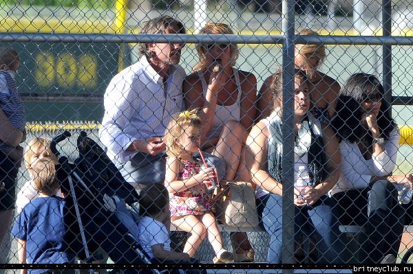 Бритни на игре Sunrise Little League73.jpg(Бритни Спирс, Britney Spears)