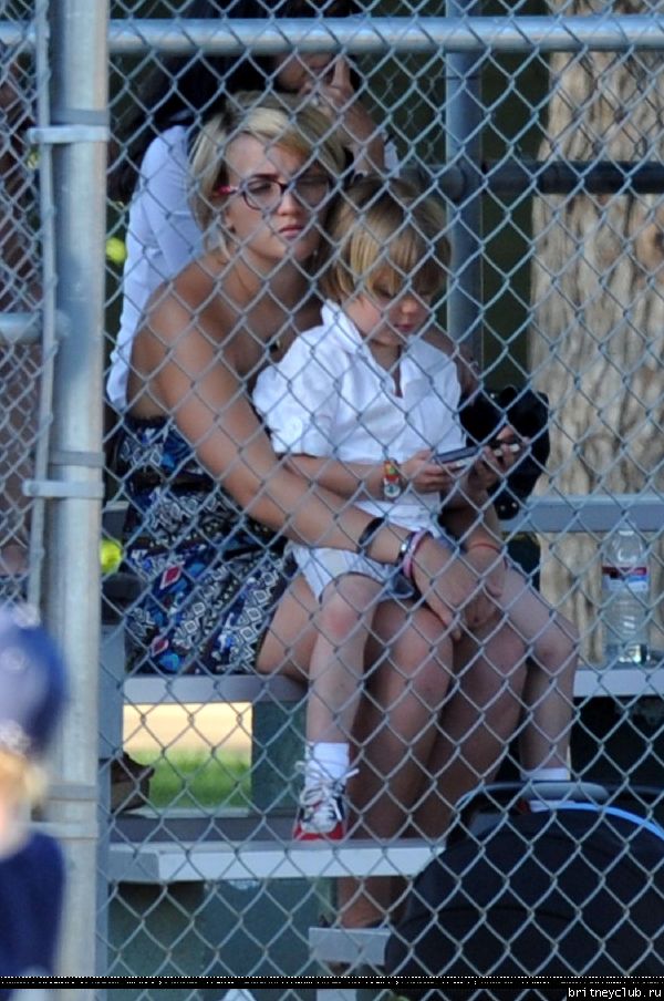 Бритни на игре Sunrise Little League88.jpg(Бритни Спирс, Britney Spears)
