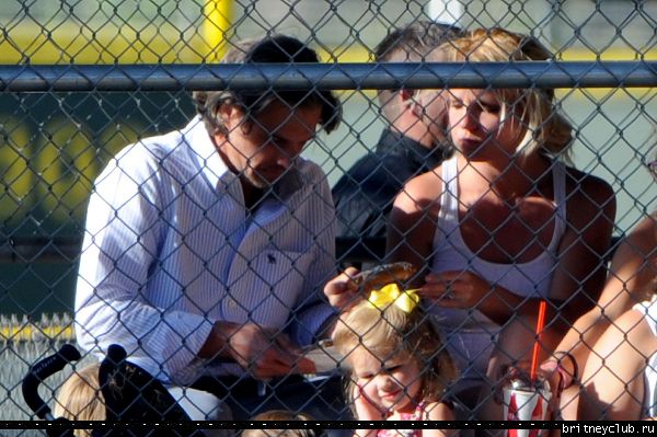 Бритни на игре Sunrise Little League90.jpg(Бритни Спирс, Britney Spears)