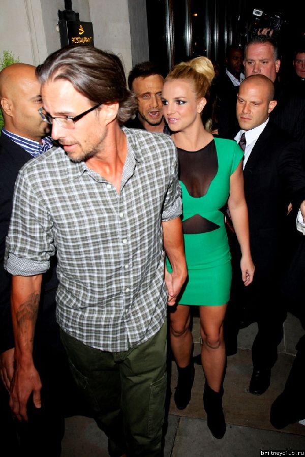 Приезд и отъезд Бритни и Джейсона на вечеринку European Femme Fatale Tour Launch Party09.jpg(Бритни Спирс, Britney Spears)