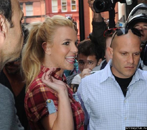 Бритни у студии Kiss FM в Лондоне061.jpg(Бритни Спирс, Britney Spears)
