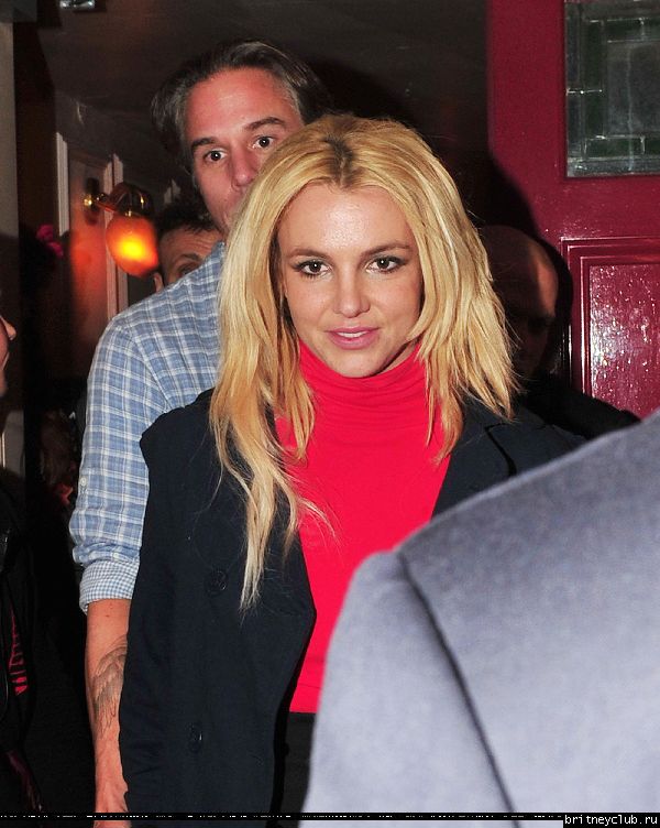 Бритни и Джейсон прибывают/уезжают в театр Shaftesbury01.jpg(Бритни Спирс, Britney Spears)