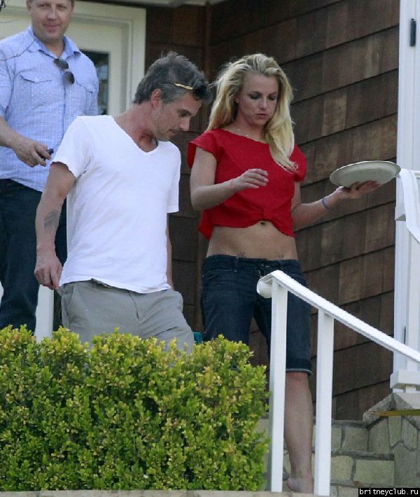 2012.05.05 - Бритни с семьей в Брентвуде09.jpg(Бритни Спирс, Britney Spears)