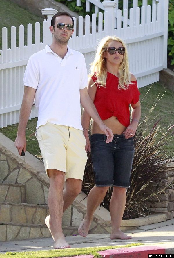 2012.05.05 - Бритни с семьей в Брентвуде16.jpg(Бритни Спирс, Britney Spears)