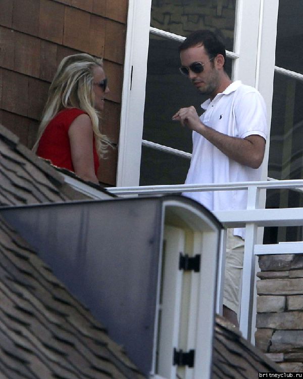 2012.05.05 - Бритни с семьей в Брентвуде24.jpg(Бритни Спирс, Britney Spears)