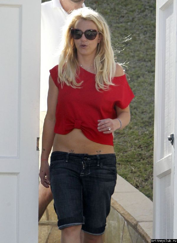 2012.05.05 - Бритни с семьей в Брентвуде33.jpg(Бритни Спирс, Britney Spears)