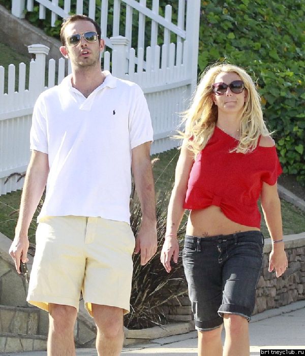 2012.05.05 - Бритни с семьей в Брентвуде39.jpg(Бритни Спирс, Britney Spears)