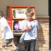 Бритни с детьми покидает McDonalds