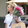 Бритни покидает цветочный магазин Gelson