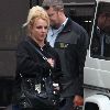 Бритни покидает танцевальную студию в Энсино