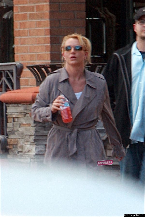 Бритни покидает солярий5.jpg(Бритни Спирс, Britney Spears)