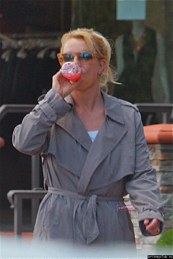 Бритни покидает солярий7.jpg(Бритни Спирс, Britney Spears)