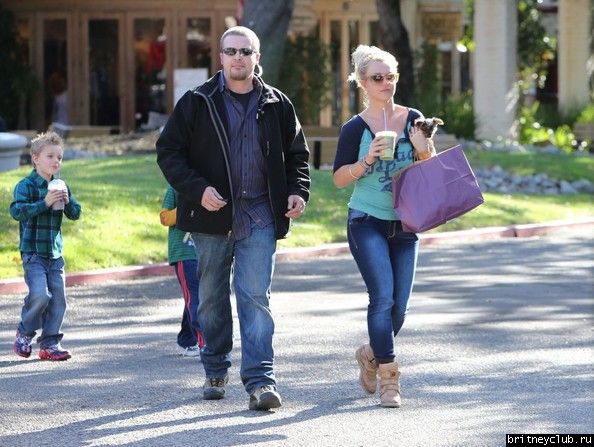 Бритни с детьми в Таузенд-Оакс29.jpg(Бритни Спирс, Britney Spears)