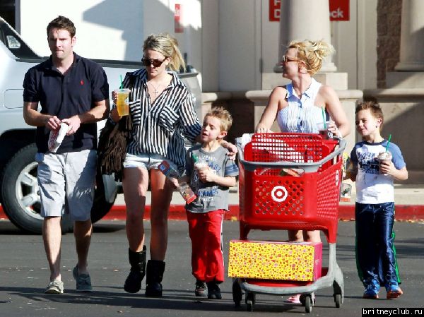 Бритни на шоппинге в Target22.jpg(Бритни Спирс, Britney Spears)