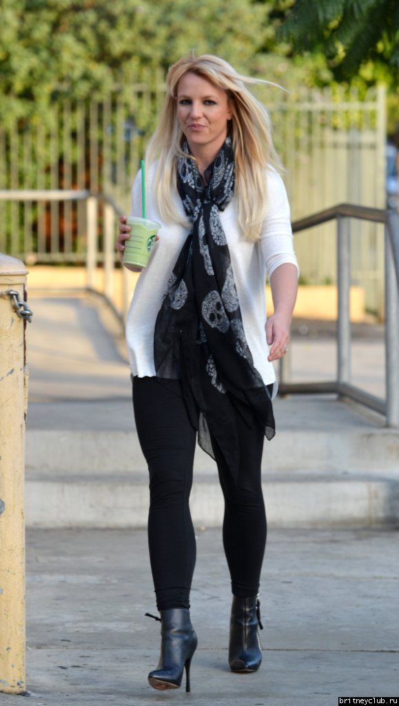 Бритни покидает Starbucks10.jpg(Бритни Спирс, Britney Spears)