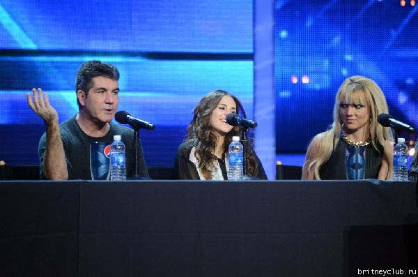 Бритни на пресс-конференции по случаю финала The X Factor USA25.jpg(Бритни Спирс, Britney Spears)