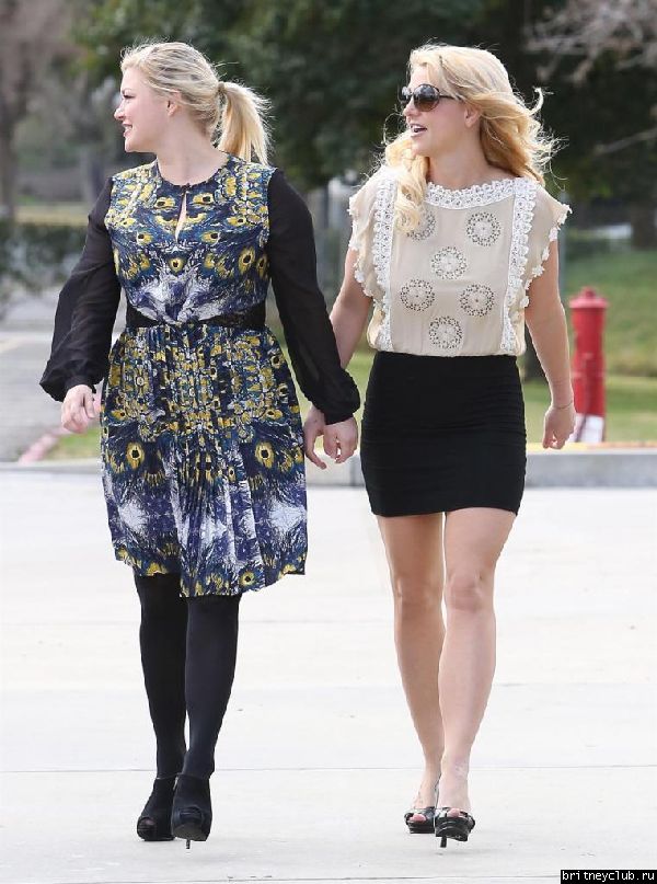 Бритни с подругой в Thousand Oaks09.jpg(Бритни Спирс, Britney Spears)