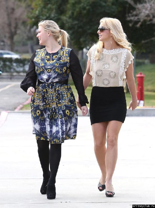 Бритни с подругой в Thousand Oaks11.jpg(Бритни Спирс, Britney Spears)
