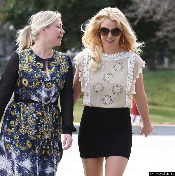 Бритни с подругой в Thousand Oaks14.jpg(Бритни Спирс, Britney Spears)