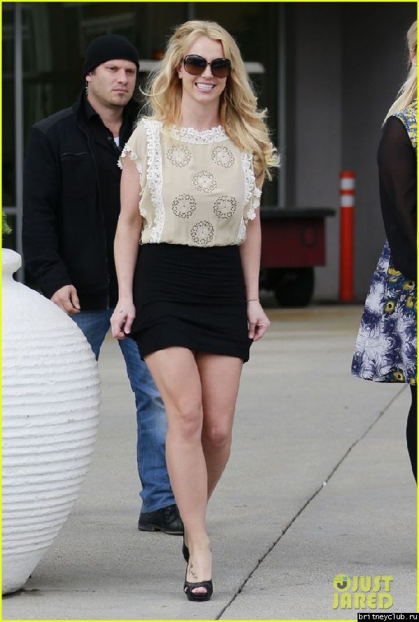 Бритни с подругой в Thousand Oaks31.jpg(Бритни Спирс, Britney Spears)