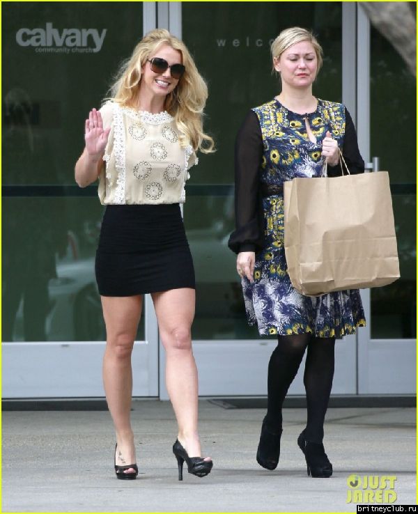 Бритни с подругой в Thousand Oaks32.jpg(Бритни Спирс, Britney Spears)