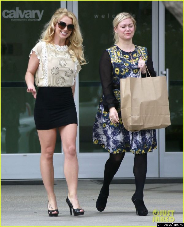 Бритни с подругой в Thousand Oaks33.jpg(Бритни Спирс, Britney Spears)