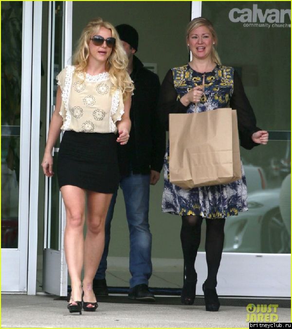 Бритни с подругой в Thousand Oaks35.jpg(Бритни Спирс, Britney Spears)